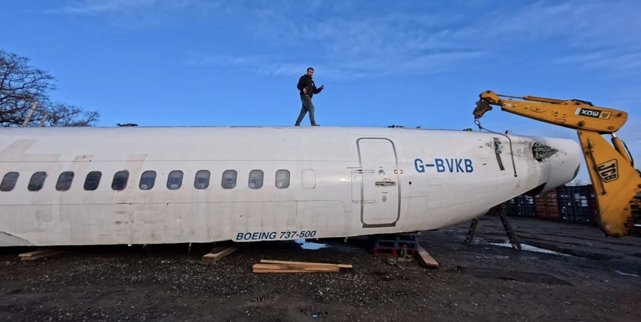 Мужчина хочет закопать Boeing 737 в своем саду, чтобы превратить его в ядерный бункер.