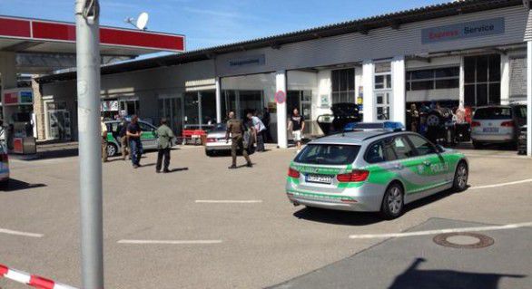 Poliţiştii avertizează că suspectul ar putea să fie înarmat şi cere ca nimeni să nu se apropie de el.