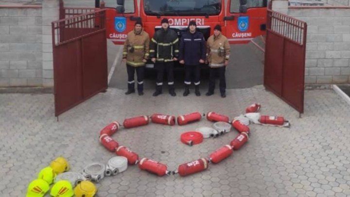 В Каушанах пожарные поздравили влюбленных оригинальным способом.