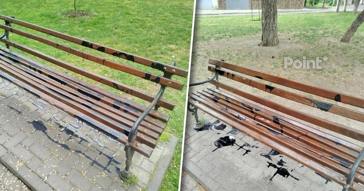 Vandalism în Capitală: Mai multe bănci dintr-un scuar au fost deteriorate cu vopsea neagră.