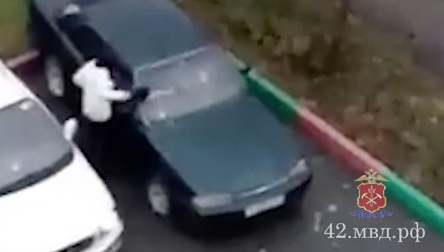 Dulce răzbunare: O tânără i-a distrus cu o tigaie mașina fostului soț
