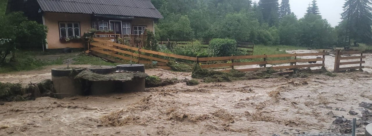 Ploile torenţiale au provocat pagube în România: Unele sate sunt inundate.