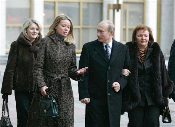 Евросоюз обдумывает санкции против дочерей Путина.