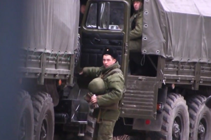 Российские военные прибыли в Ялту для охраны расположенного там санатория Черноморского флота РФ.  Кадр: скриншот YouTube