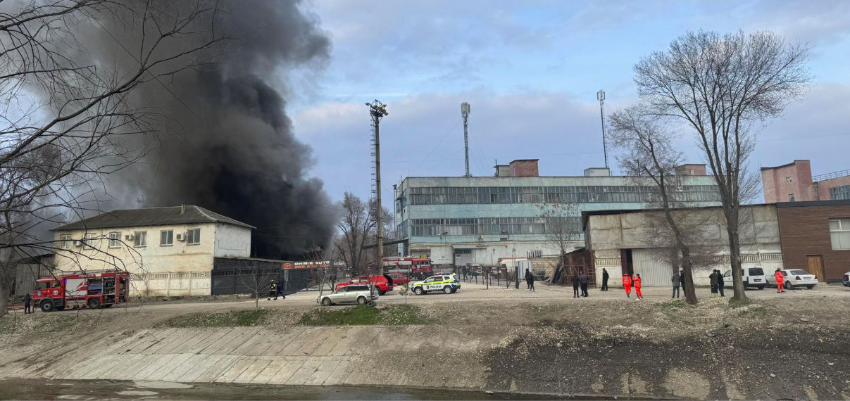Пожар вспыхнул в здании на улице Албишоара в Кишиневе. Фото: tv8.md