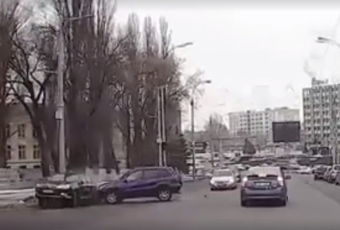 Машина врезалась на полной скорости в другой припаркованный автомобиль. 