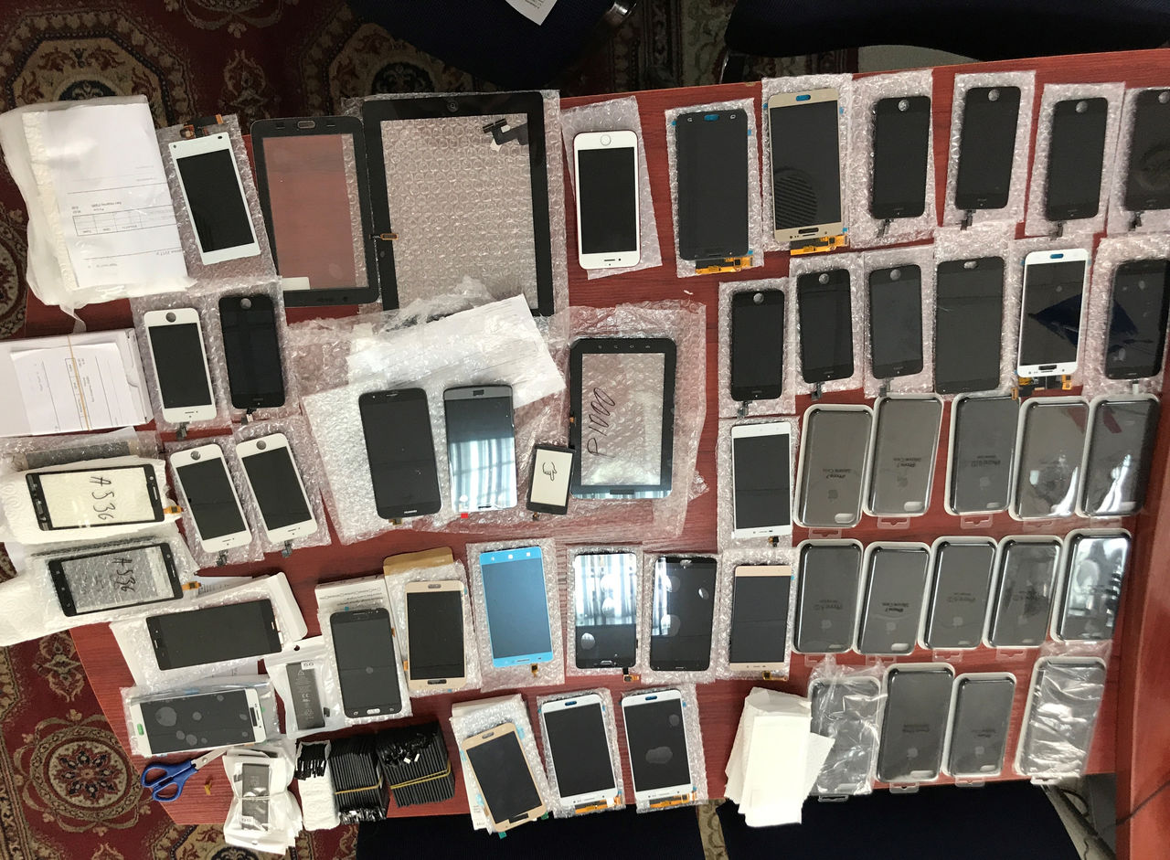 Accesorii și piese componente pentru telefoane mobile, în valoare de peste 50 mii lei, reținute de vameșii de la Criva. 