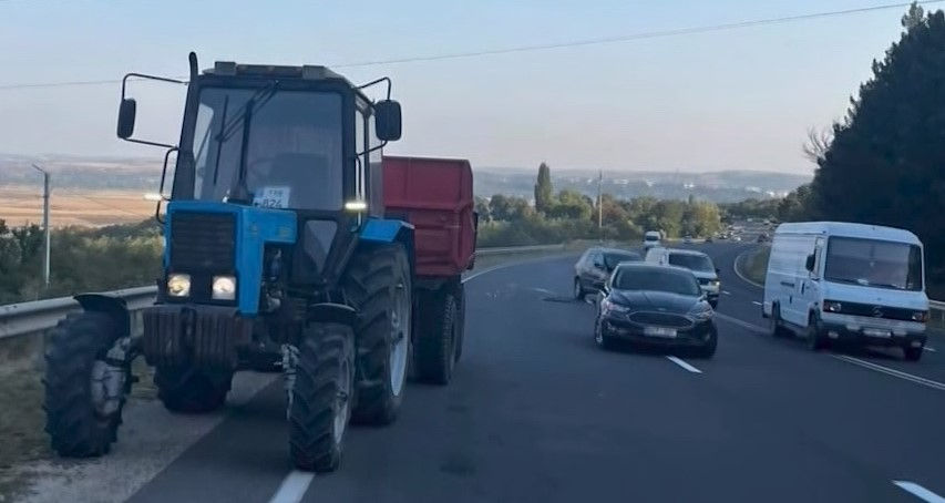 ДТП в Оргееве: автомобиль столкнулся с трактором.