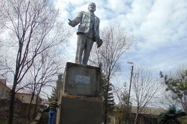 В гагаузском селе восстанавливают памятник Ленину.