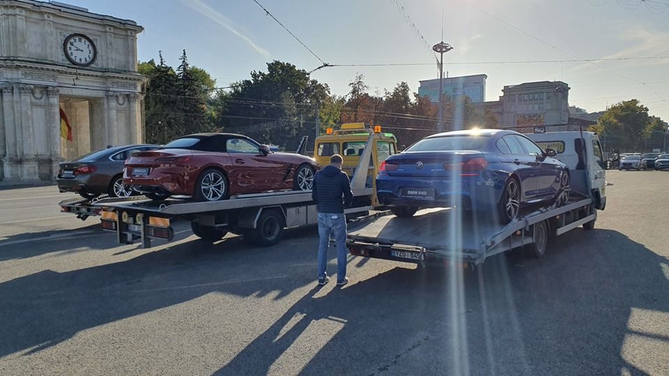 В центре Кишинева выставили редкие и необычные автомобили.