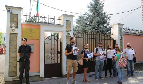 Protest în faţa Ambasadei Azerbaidjanului la Chişinău. Foto: Facebook.com/Rise Moldova