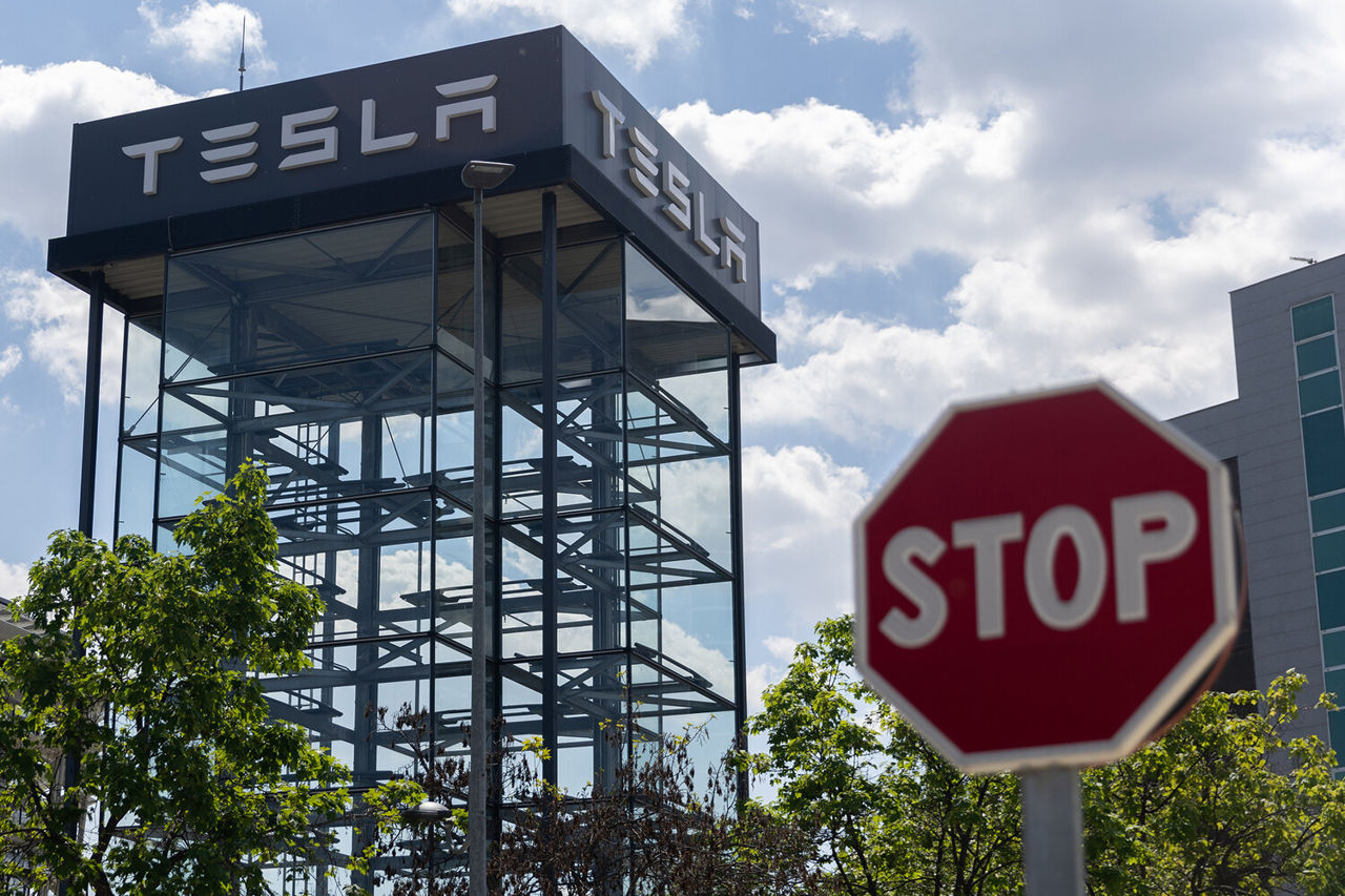 ИИ Tesla выявит недовольных клиентов и свяжет их с руководством.