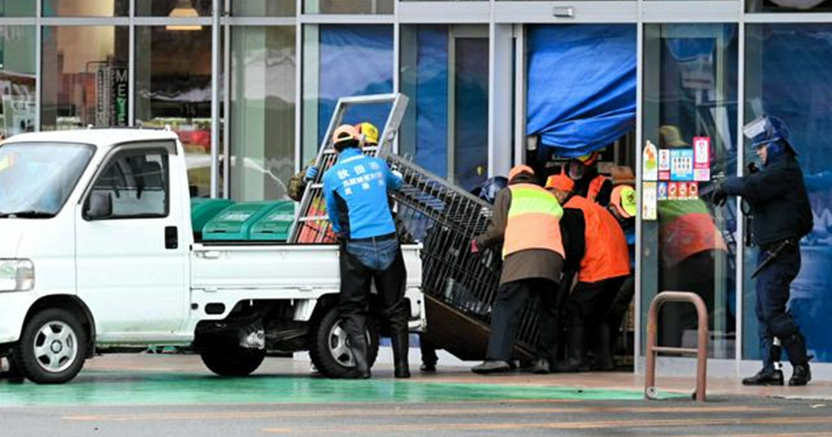 В Японии медведь "захватил" супермаркет на два дня.