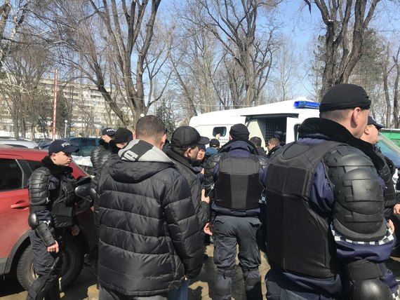 На митинге унионистов уже задержали 10 человек.