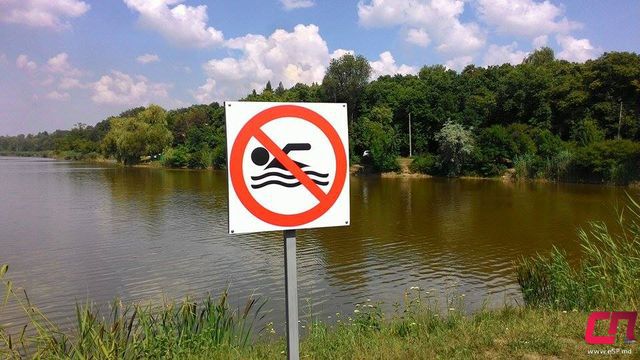 Сейчас нет дождей и ресурсы водоёма по самоочищению ограничены.