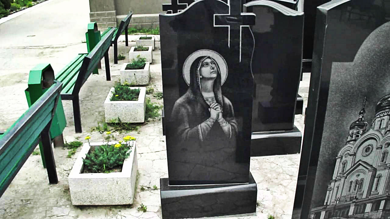 Памятники из чёрного гранита пользуются наибольшим спросом. За год они подорожали на 20%.