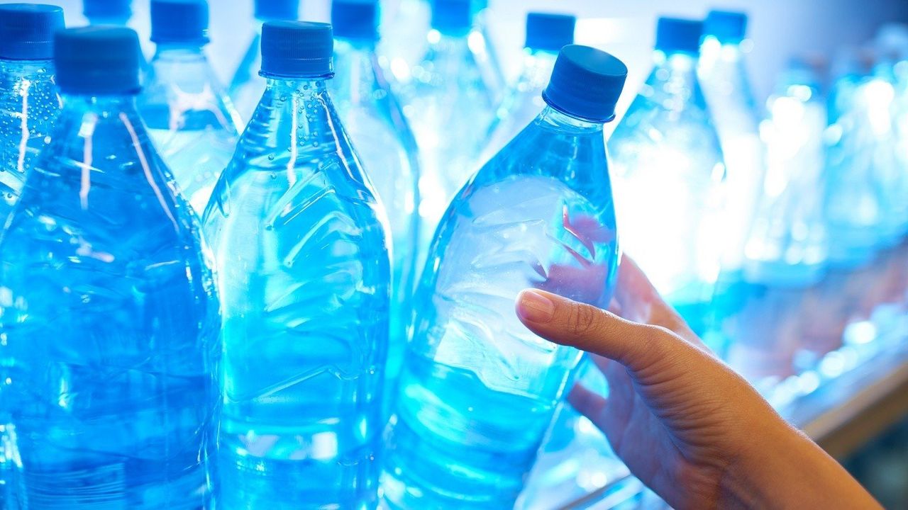 В аэропорту Сан-Франциско запретят продажу воды в пластиковых бутылках.