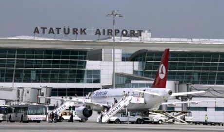 Focuri de armă pe aeroportul Ataturk din Istanbul: două persoane au fost arestate duminică dimineaţa. Foto: zf.ro