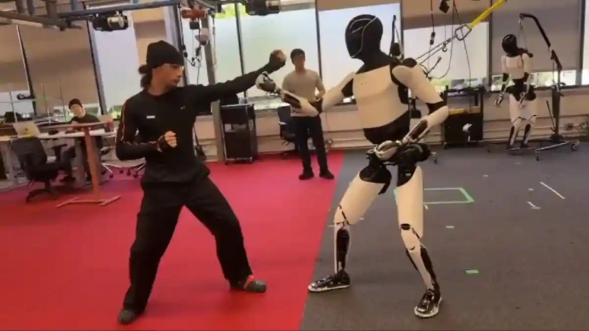 Musk prezintă imagini video cu antrenamentul robotului Optimus în stil kung-fu.