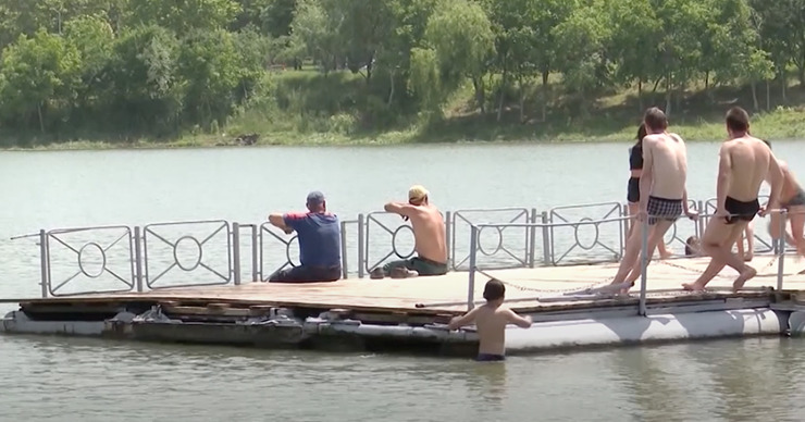 С приходом жары горожане вышли позагорать у озер.