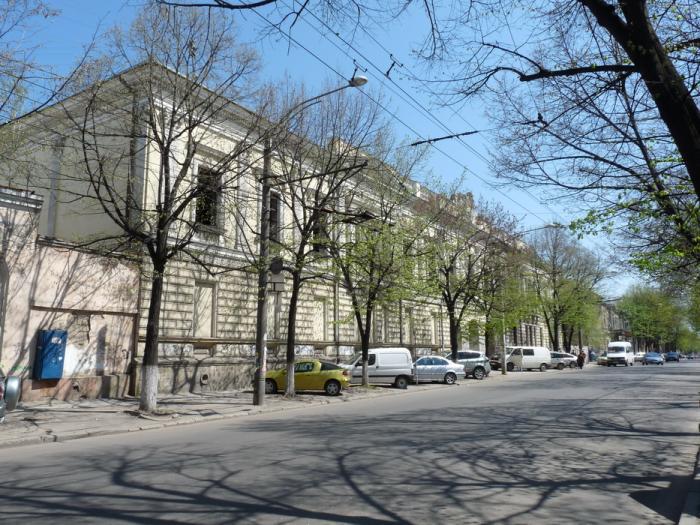 Cădirea nefinisată a unui hotel în centrul Chişinăului, pe strada Bucureşti 66 a fost scoasă la vânzare.