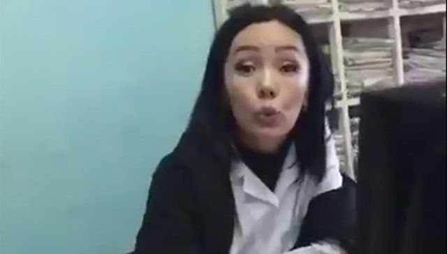 В Казахстане врач отказалась принять русскоговорящую семью.