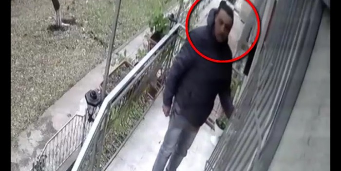 Individul ce apare în imagini este căutat de către ofiţerii de investigaţii ai Inspectoratului de Poliţie a sectorului Ciocana.