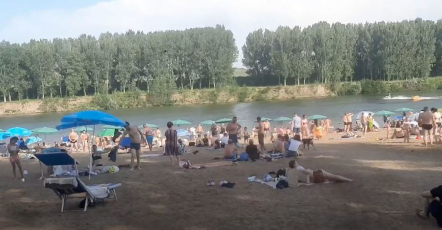 На пляже Вадул-луй-Водэ полно отдыхающих, несмотря на предупреждение властей.