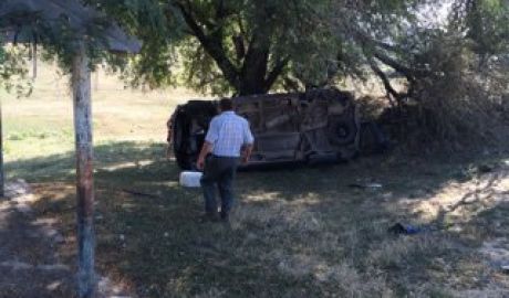 O maşină s-a răsturnat după ce s-a lovit frontal cu un alt vehicul. Foto: Dorina Botezatu