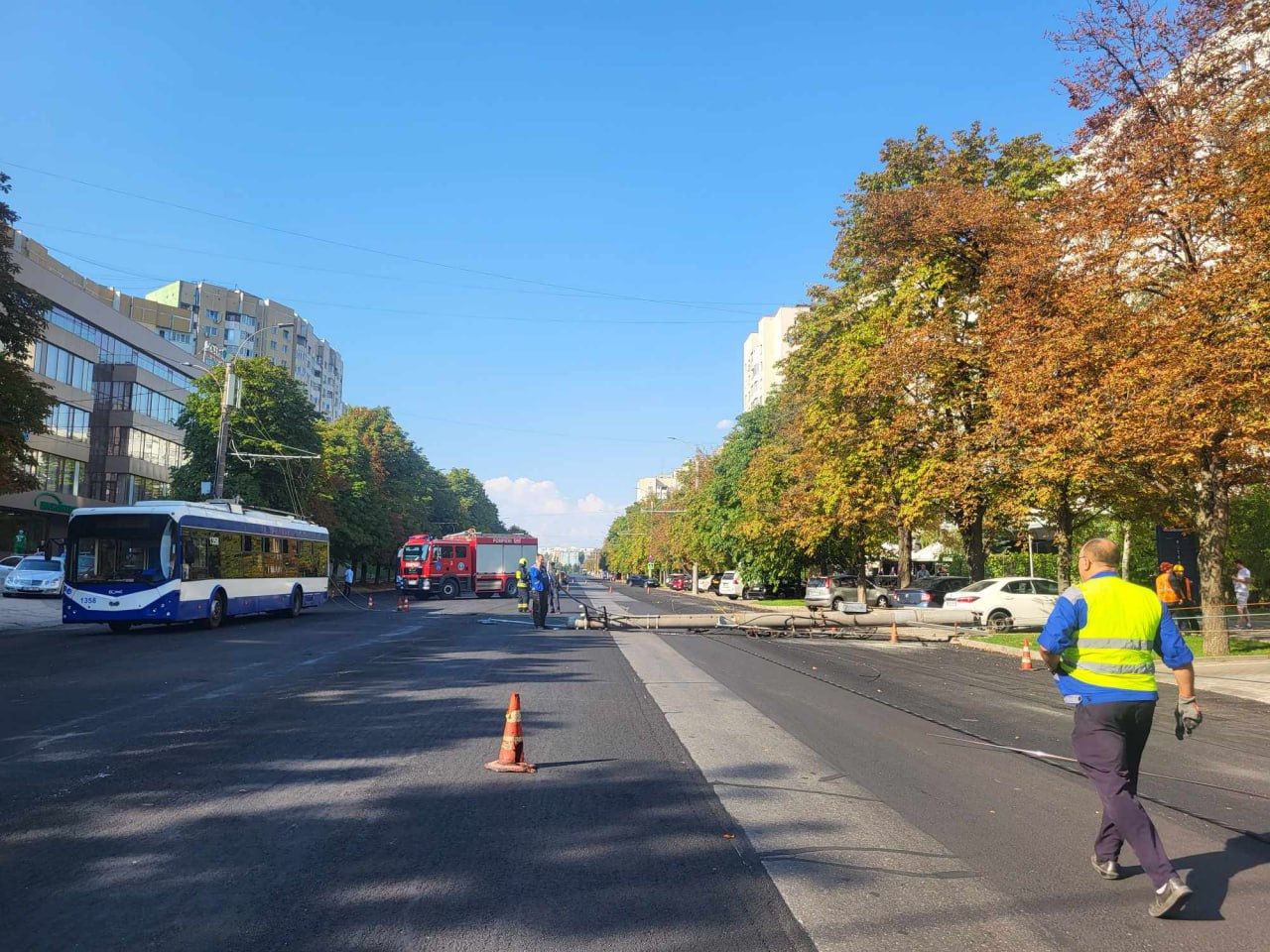 Un pilon s-a prăbușit pe un bulevard aglomerat din Chișinău.
