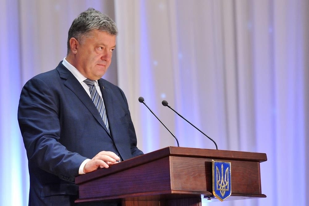 Порошенко попросил украинцев не скупать соль и спички.