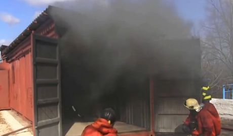 Antrenamentele în containerele cu fum au ca scop perfecţionarea şi ridicarea nivelului de pregătire al pompierilor. Foto: captură DSE