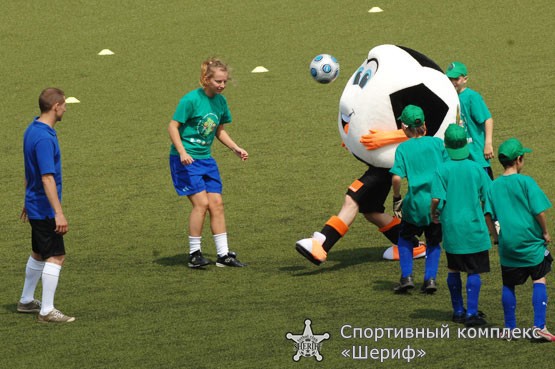 На фестивале, организованном в рамках проекта "Футбол – посол мира" будут присутствовать посол Великобритании Фил Батсон и основатель организации Spirit of Soccer Скот Ли. Фото: sheriff-sport.com