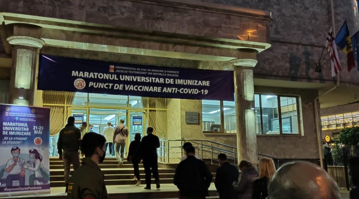 Марафон вакцинации: люди стояли в очереди на прививку до поздней ночи.