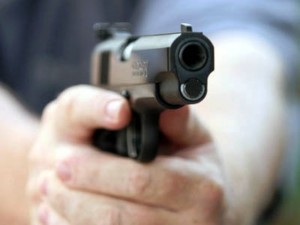 Poliţia sediului Congresului SUA a transmis un avertisment joi la prânz, după ce au fost auzite focuri de armă.