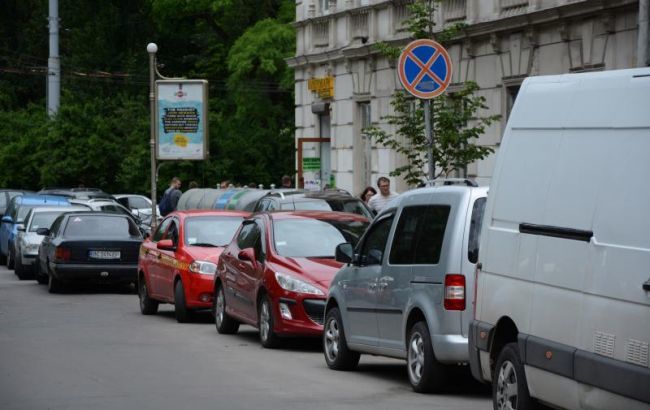 В Киеве облили кислотой 30 машин.