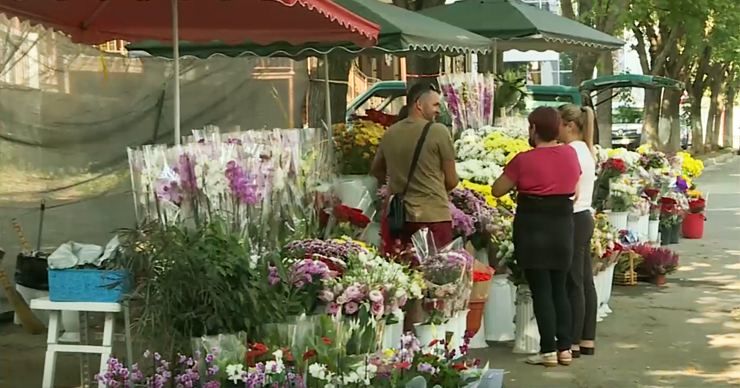 Цветочники с рынка "Дельфин" продолжают торговать на тротуаре.
