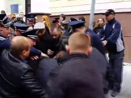 Знакомые активистов утверждают, что их задержали незаконно.