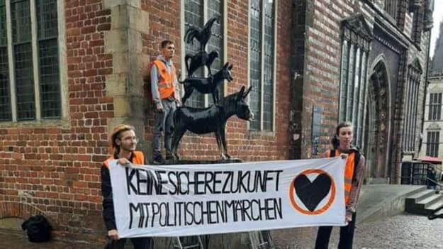 В Германии экоактивисты облили краской знаменитую статую Бременским музыкантам.