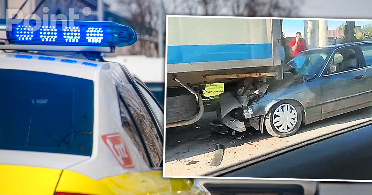 ДТП в Кишиневе: BMW врезался в прицеп припаркованного грузовика.