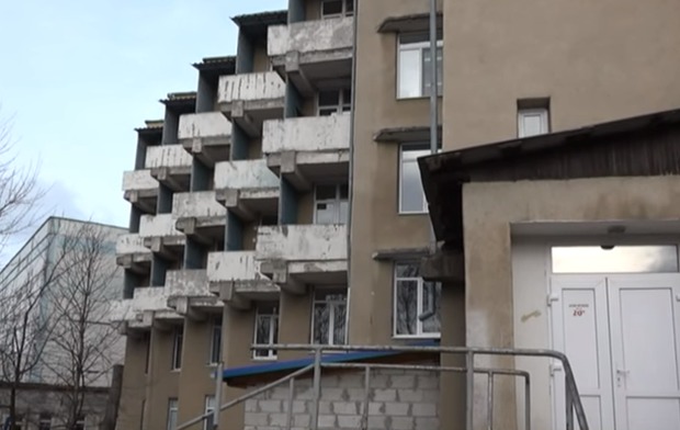 Un minor și-a fracturat doar un deget, după ce a căzut de la etajul al șaselea. Foto: captură video