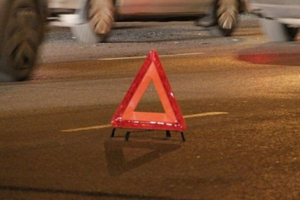 Девушка переходила через дорогу в неположенном месте.