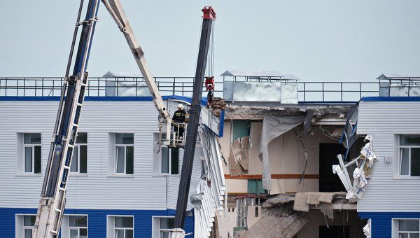 Несущие конструкции казармы на протяжении 40 лет постепенно размывались.