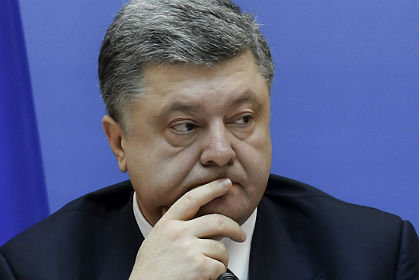 "Военное положение будет введено не только в Донецке и Луганске, но и по всей стране", — заявил Порошенко.