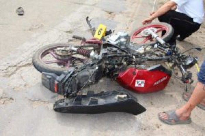 Tânărul care nu avea nici permis de conducere, a încercat să efectueze o depășire a unui mijloc de transport.