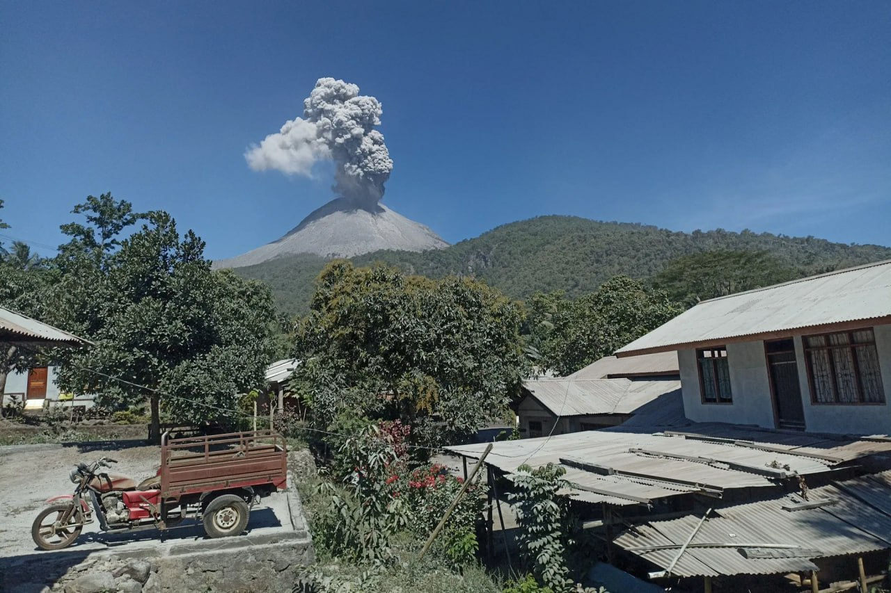 Erupția vulcanului Levotobi din Indonezia a ucis zece persoane.