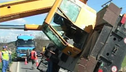 Braţul desprins de macara a îndoit o conductă de gaz şi a spart acoperişul unui depozit.