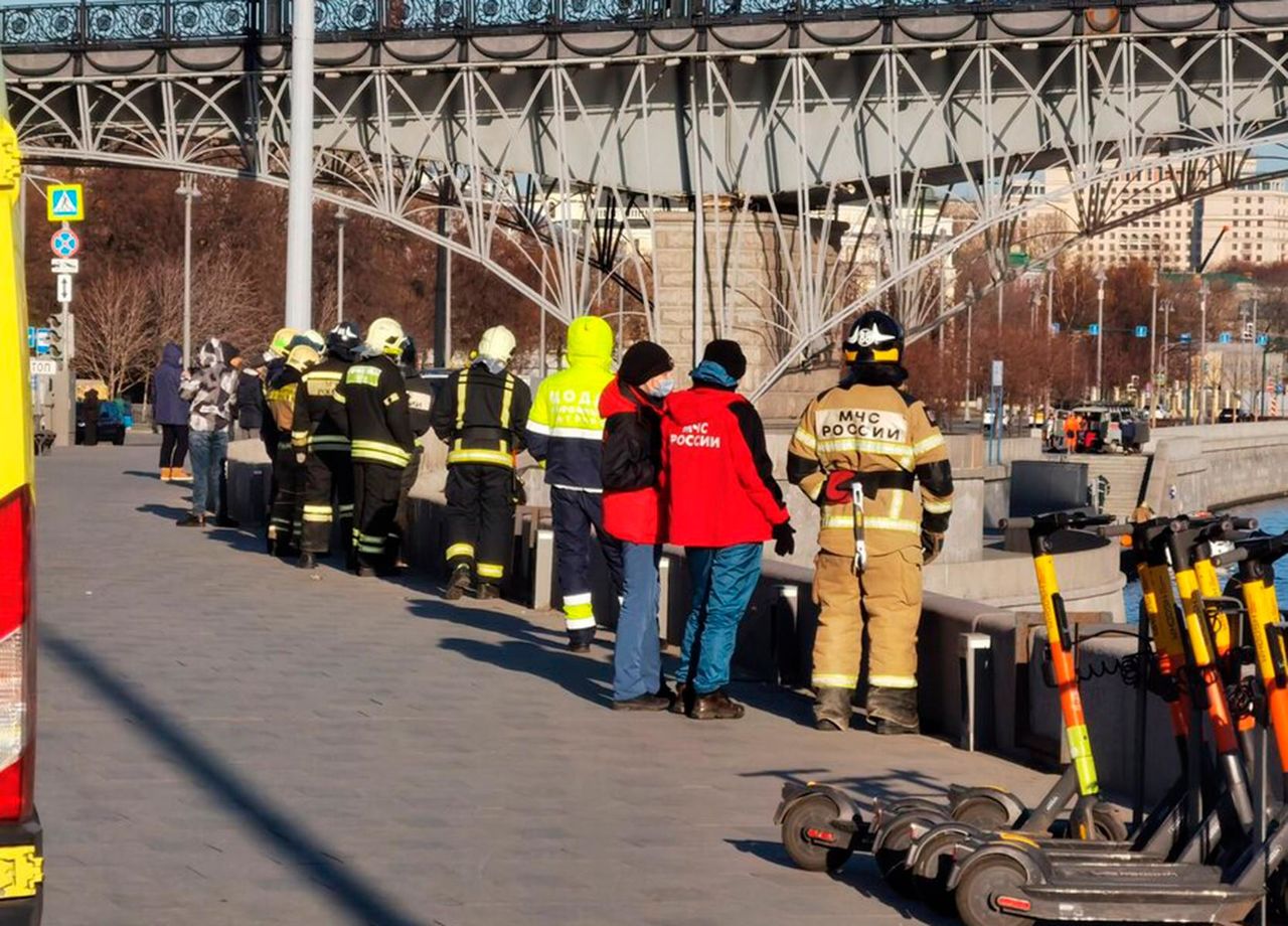 Момент падения внедорожника в Москву-реку попал на видео.