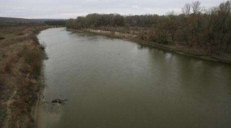 Trei moldoveni au trecut în înot râul Prut pentru a face contrabandă cu țigări. Foto: ziare.com