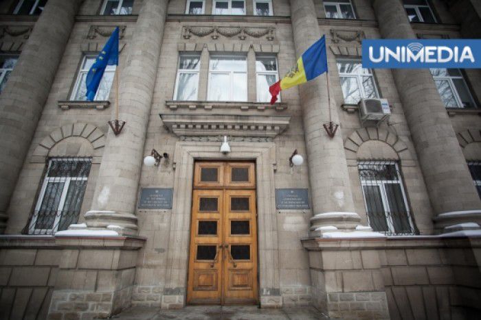 Mai mulți cetățeni au protestat astăzi în fața sediului Serviciului de Informații și Securitate. Foto: unimedia.info